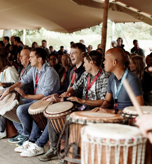 Djembe workshop onder tentoverkapping